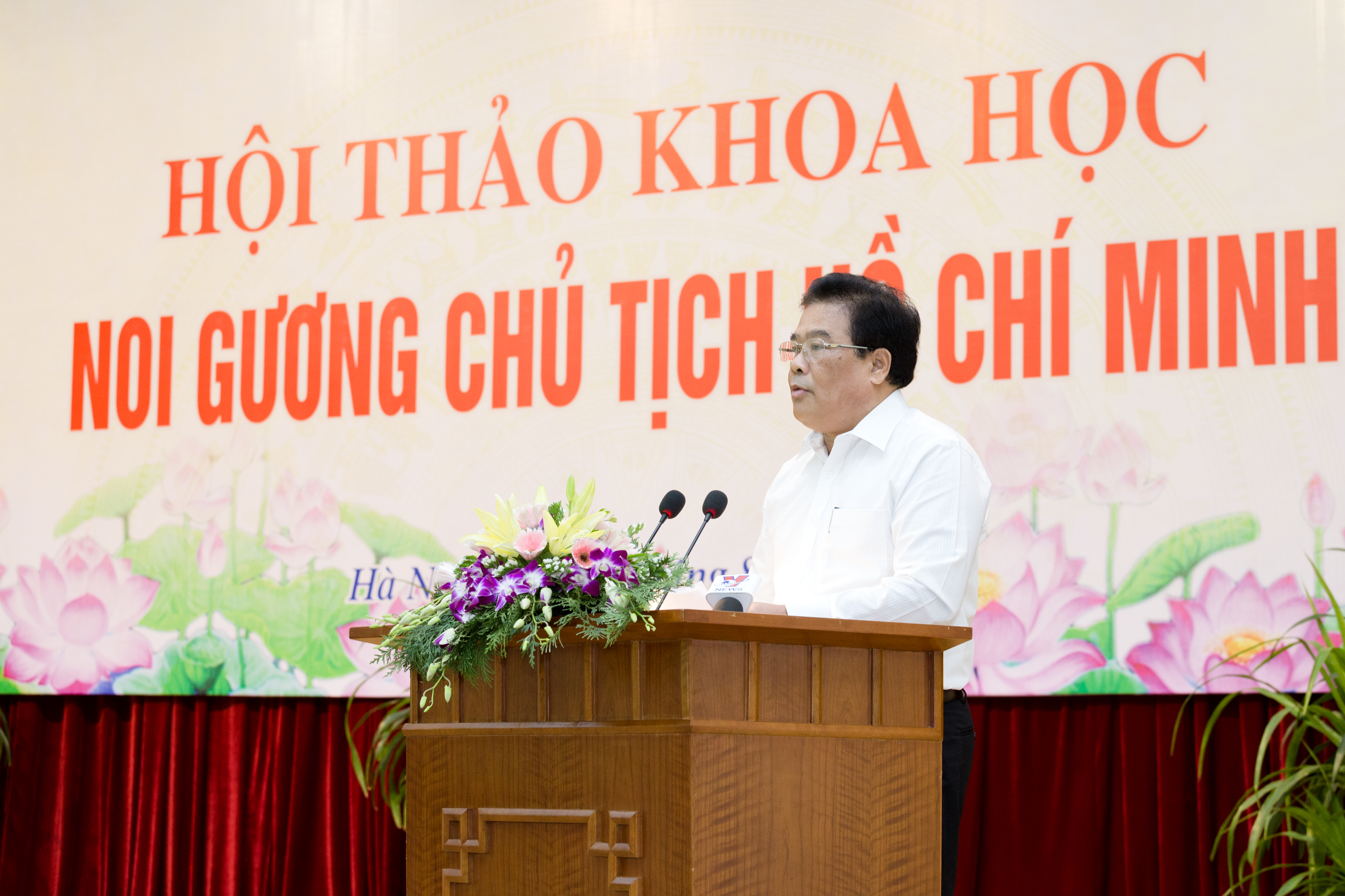 Đồng chí Sơn Minh Thắng, Ủy viên Trung ương Đảng, Bí thư Đảng ủy Khối Các cơ quan Trung ương phát biểu đề dẫn. Ảnh: Đình Quyết