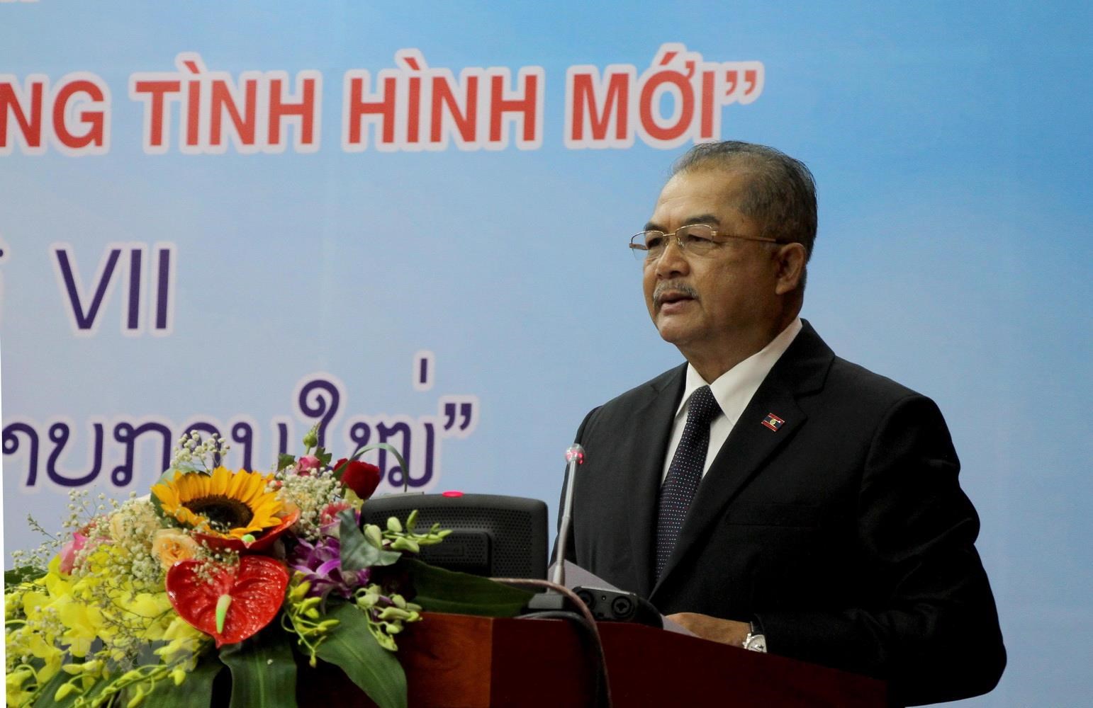 Cụ thể là tiếp tục đẩy mạnh xây dựng Đảng vững mạnh về chính trị; đổi mới mạnh mẽ công tác tư tưởng, lý luận, công tác tổ chức và công tác cán bộ; tăng cường rèn luyện phẩm chất đạo đức cách mạng, chống chủ nghĩa cá nhân, cơ hội thực dụng; tăng cường kiểm soát quyền lực, đề cao kỷ cương, kỷ luật, kiên quyết đấu tranh phòng chống tham nhũng, lãng phí; tiếp tục đổi mới, hoàn thiện hệ thống chính trị gắn với đổi mới phương thức lãnh đạo của Đảng; phát huy vai trò của nhân dân tham gia xây dựng Đảng và hệ thống chính trị, tăng cường mối quan hệ gắn bó mật thiết với Đảng và Nhà nước với nhân dân.  Đồng chí Võ Văn Thưởng cho rằng, Hội thảo là dịp để hai Đảng, hai nước Việt Nam và Lào cùng nhau trao đổi những vấn đề lý luận và thực tiễn đang đặt ra đối với công tác xây dựng Đảng và hệ thống chính trị, góp phần nâng cao năng lực lãnh đạo và sức chiến đấu của Đảng trong tình hình mới; đồng thời giúp các nhà khoa học thuộc các cơ quan nghiên cứu lý luận của Việt Nam và Lào tăng cường hiểu biết, trao đổi thông tin, quan điểm, phương pháp nghiên cứu cũng như những bài học kinh nghiệm về công tác xây dựng Đảng, qua đó góp phần thực hiện thắng lợi các mục tiêu, nhiệm vụ mà mỗi Đảng đã đề ra.  Đồng chí cũng bày tỏ mong muốn hai bên thường xuyên chia sẻ, trao đổi kinh nghiệm, nghiên cứu lý luận, tổng kết thực tiễn trong công tác xây dựng Đảng, xây dựng hệ thống chính trị, góp phần thực hiện thành công công cuộc đổi mới ở mỗi nước_Nguồn; TTXVN