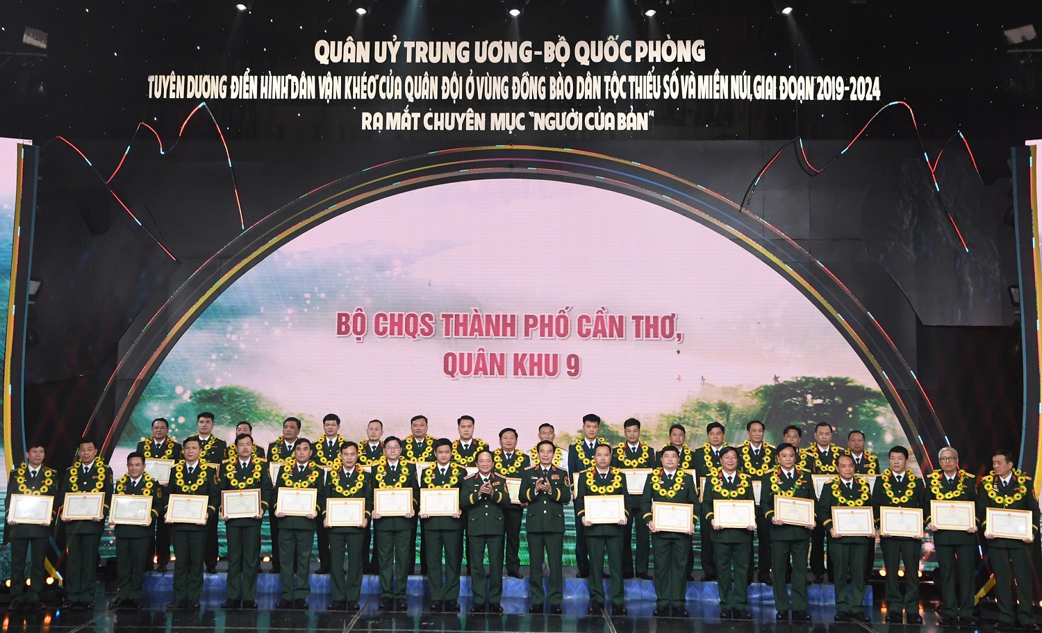 Đại tướng Phan Văn Giang và Thượng tướng Trịnh Văn Quyết trao Bằng khen tặng 35 tập thể điển hình “Dân vận khéo” của Quân đội ở vùng đồng bào DTTS và miền núi giai đoạn 2019 - 2024_ Ảnh: Thái Hưng