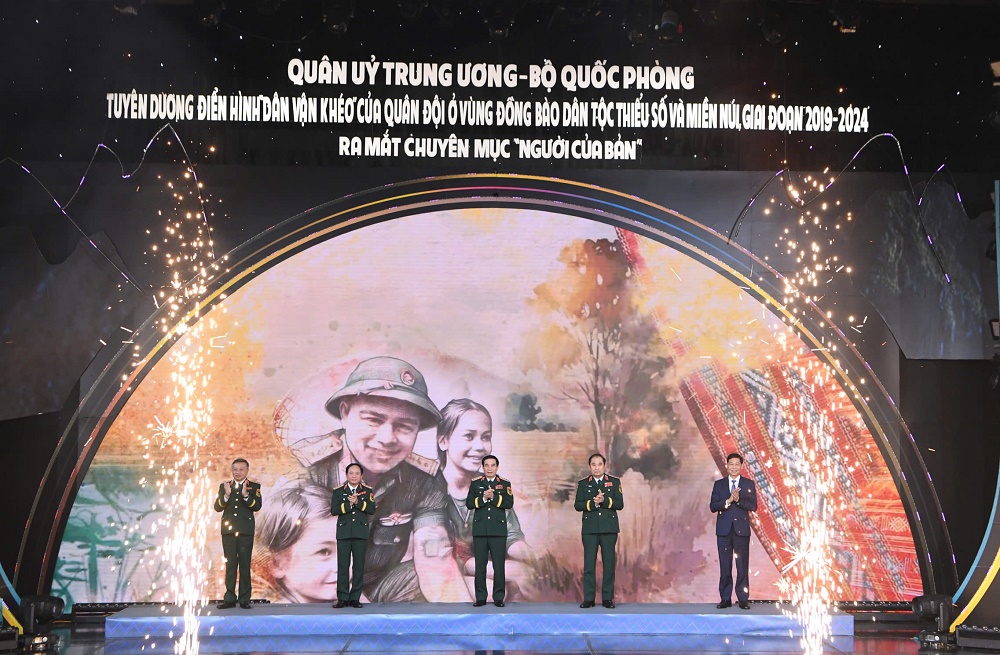 Đại tướng Phan Văn Giang, Thượng tướng Trịnh Văn Quyết cùng các đại biểu ra mắt chuyên mục “Người của bản”_ Ảnh: Thái Hưng